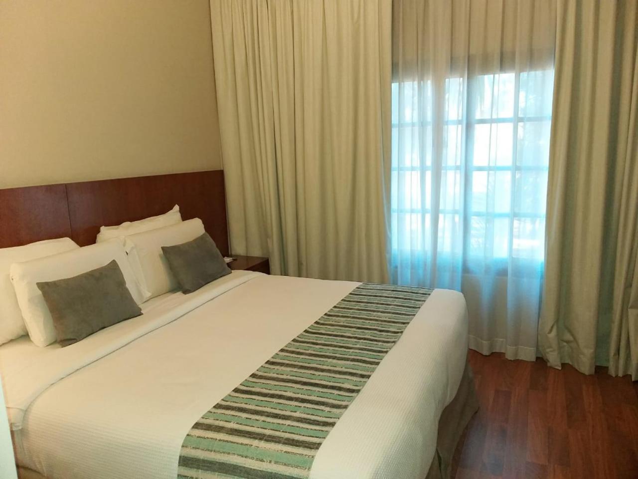 Howard Johnson Resort & Spa Escobar Belén de Escobar Esterno foto